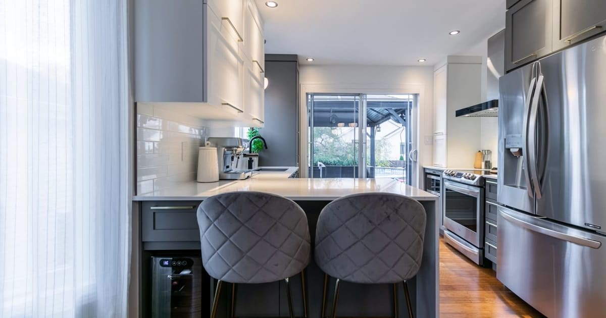 Rénovation de cuisine contemporaine | Photos + Prix | RénoAssistance