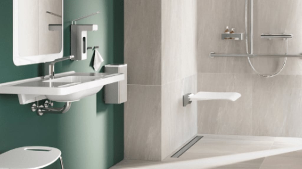 douche accessible avec siège et barres d'appui