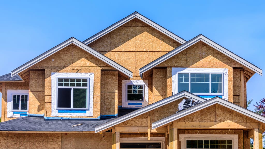 Façade d’une maison à deux étages avec pignons en construction