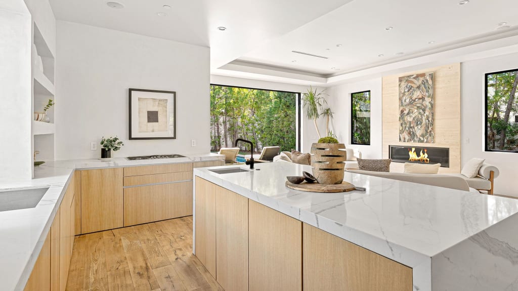 Cuisine tendance de couleur blanche avec grand îlot central