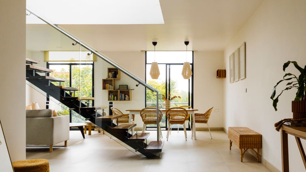 Glass guardrail in a modern staircase — interior renovation Quebec