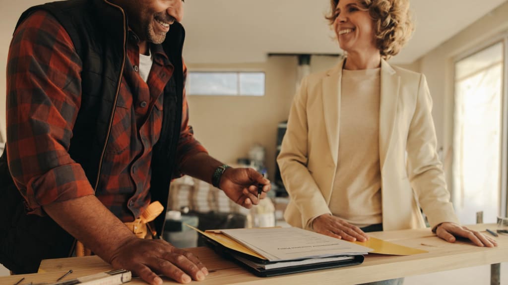 Un entrepreneur fiable parle avec une cliente