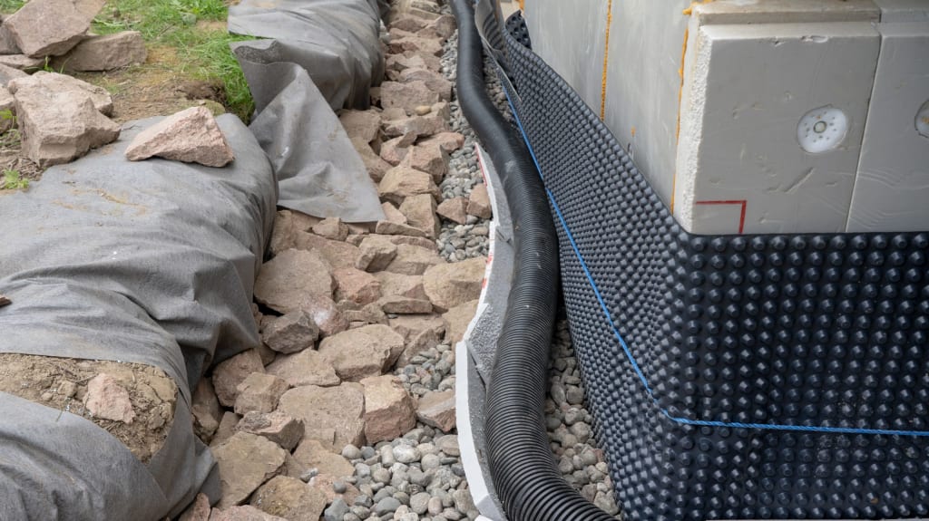 Un drain français en cours d’installation