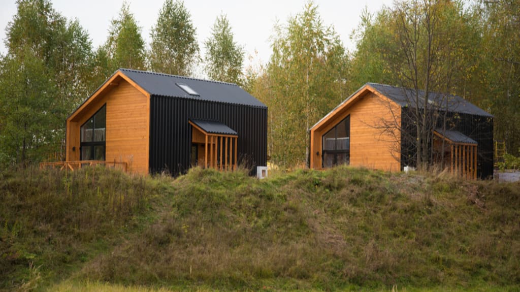 maisons avec panneaux solaires dans une clairière