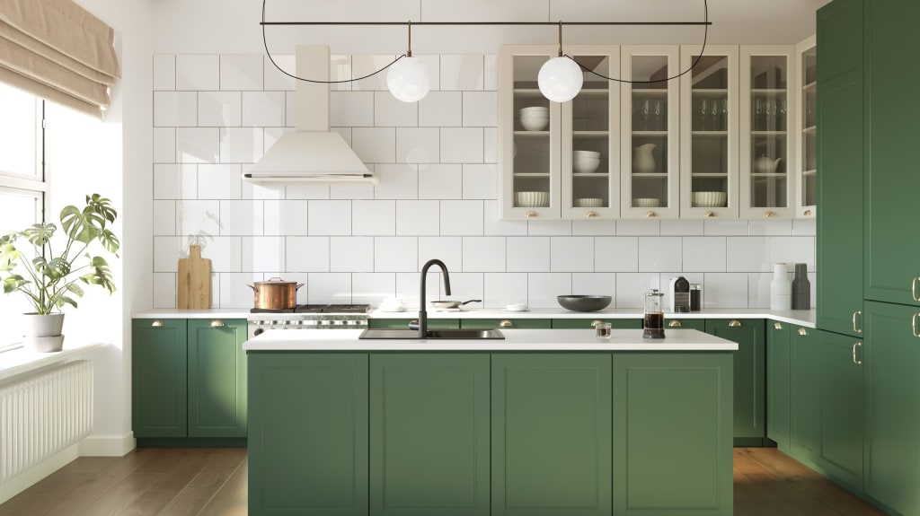 Cuisine de style campagnard avec mur carrelé en tuiles blanches, armoires et îlot verts et poutres en bois au plafond