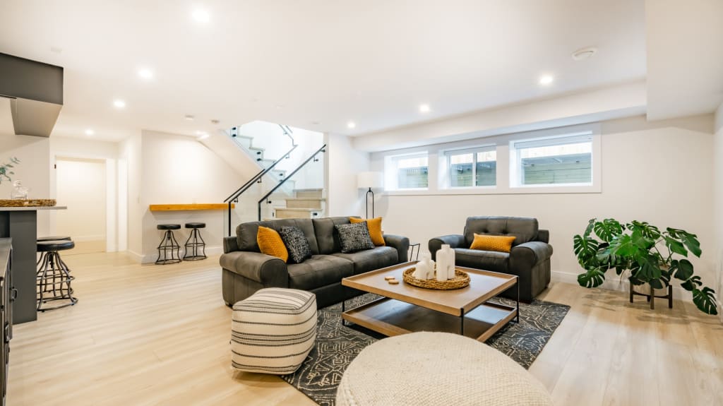 Sous-sol de maison avec un plancher en bois