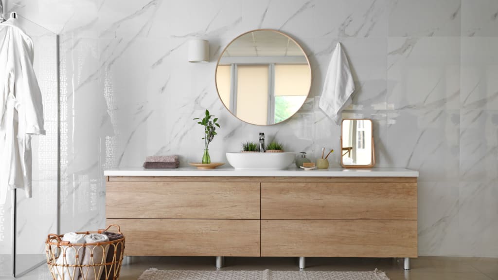 Intérieur de salle de bain moderne avec mur en marbre