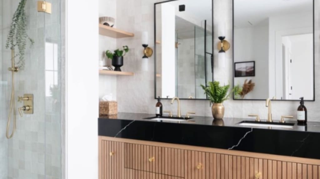 salle de bain rénovée avec armoires en bois et dosseret carré
