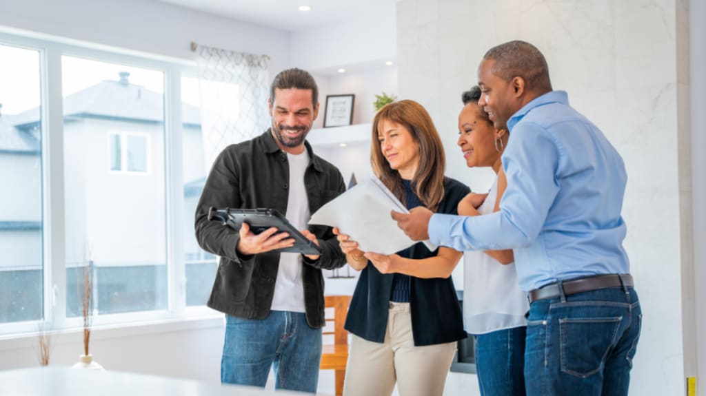 clients avec entrepreneurs examinant contrat