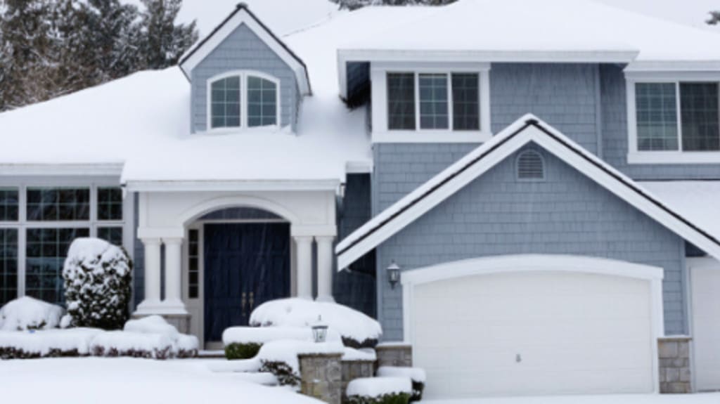 façade de maison bleue avec neige
