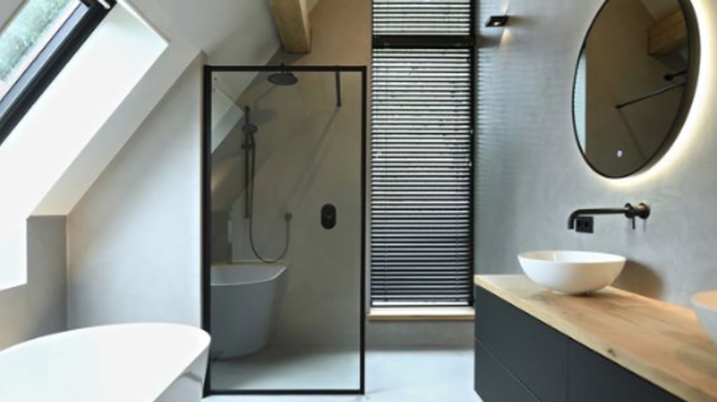 Miroir rond éclairé dans une salle de bain moderne