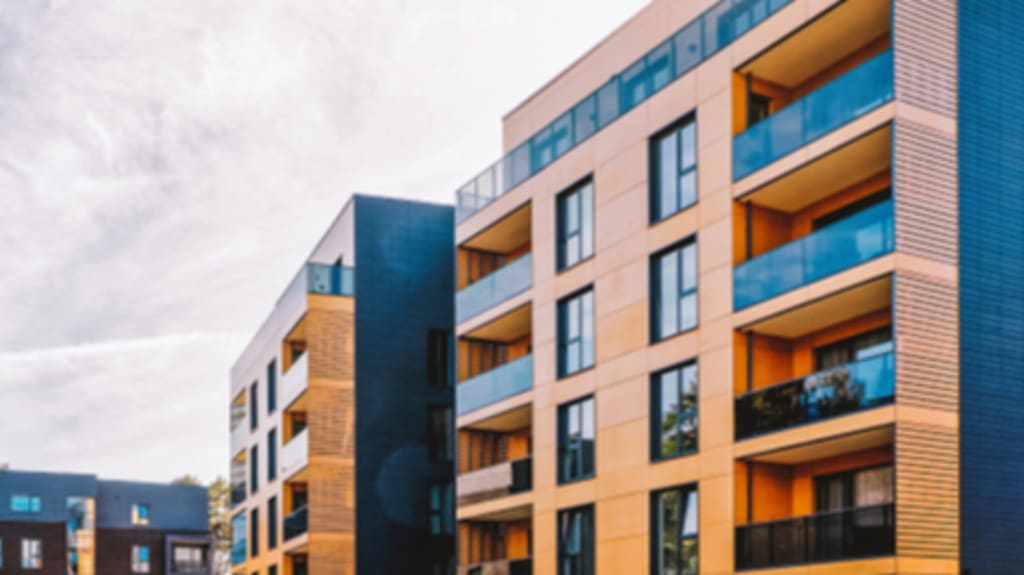 tours à condos modernes entourées de petits jardins