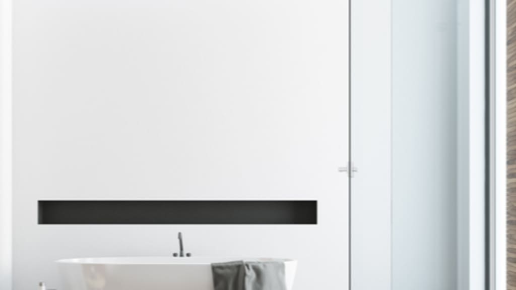 Douche italienne de type walk-in dans une salle de bain avec bain autoportant