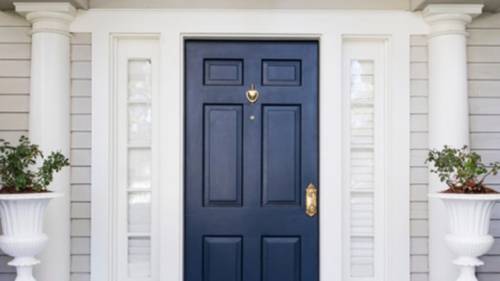 porte d'entrée bleue avec poignées dorées
