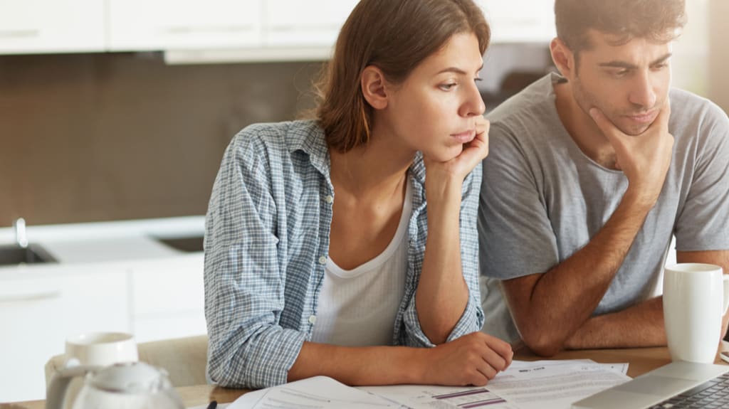 couple regardant des maisons et des plans