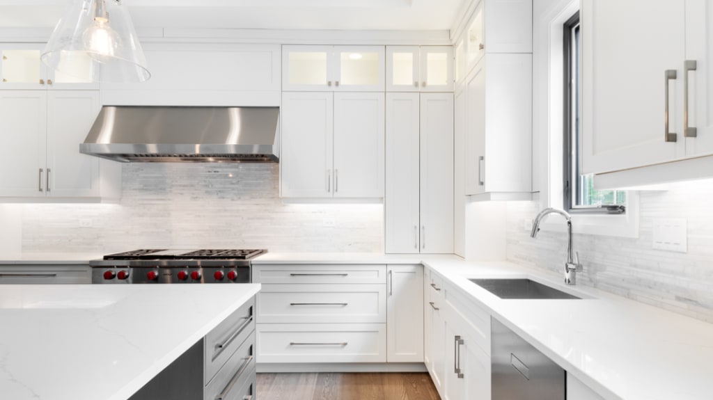 cuisine avec armoire blanche de style shaker