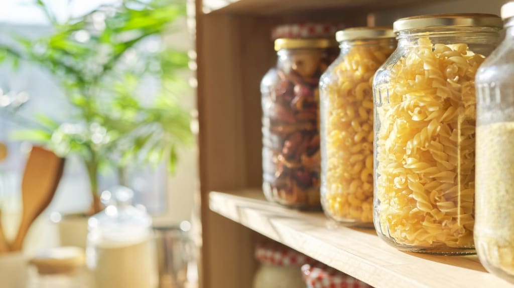 Pots de verre sur des tablettes d'un garde-manger