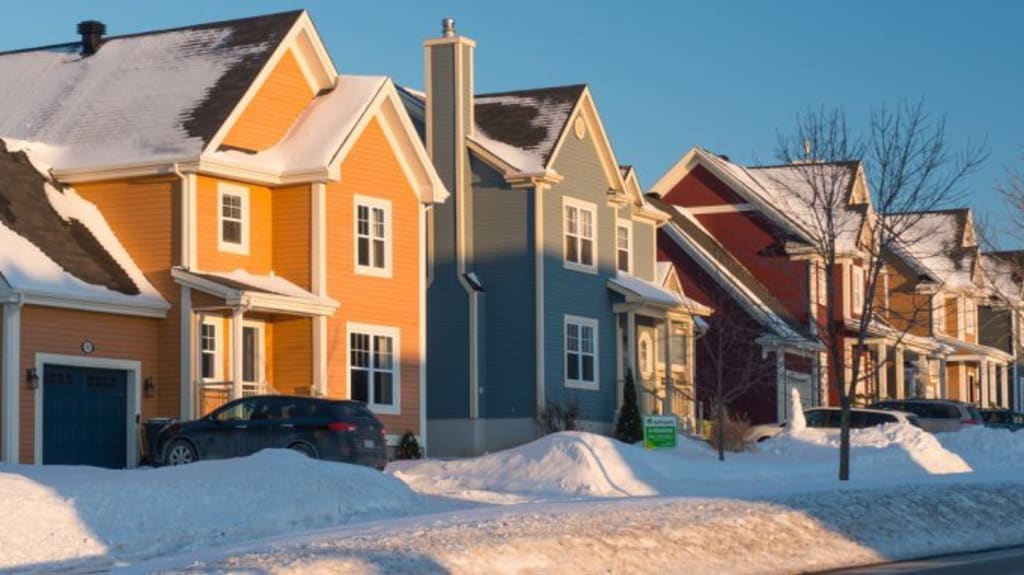 rangée de maisons en banlieue recouvertes de neige