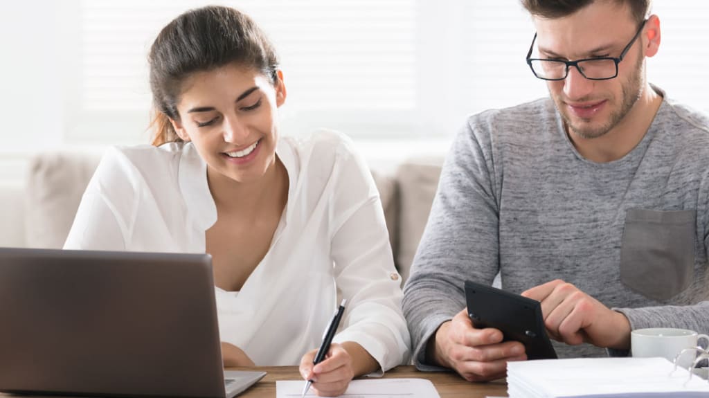 couple au telephone avec ordinateur