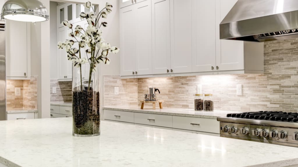 cuisine avec armoire blanche style shaker et comptoir de granite