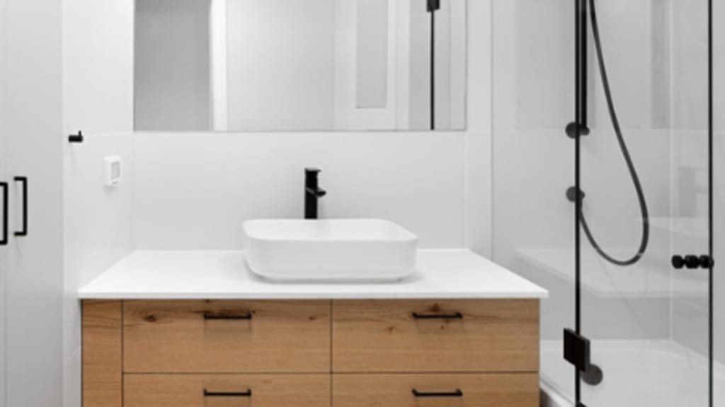 petite salle de bain avec vanité flottante en bois
