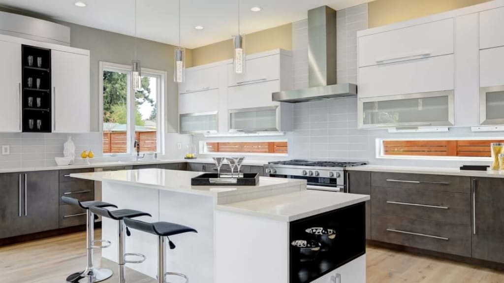 Cuisine rénovée en bois blanc et brun avec comptoirs en quartz blanc