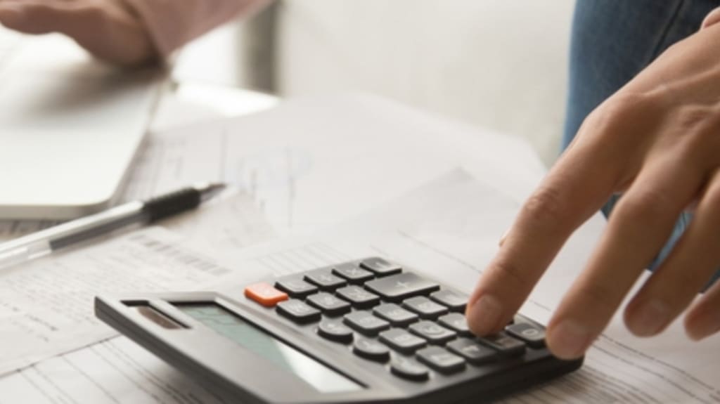 Main calculant une facture pour une rénovation