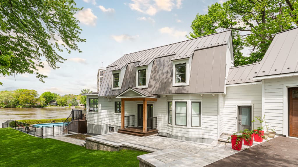 Maison avec nouveau revêtement extérieur et nouvelle toiture