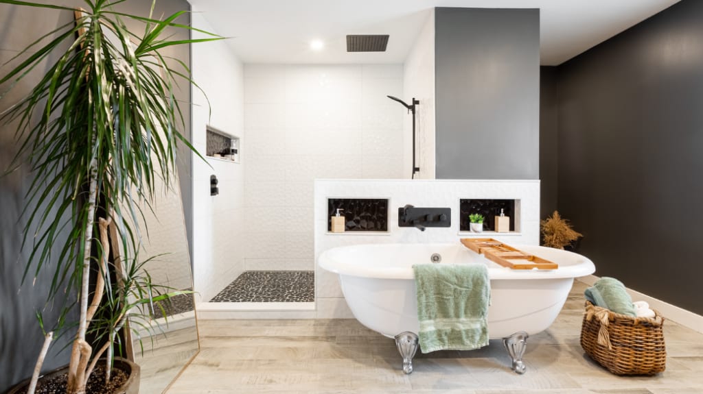 Salle de bains contemporaine avec baignoire autoportante et douche à l