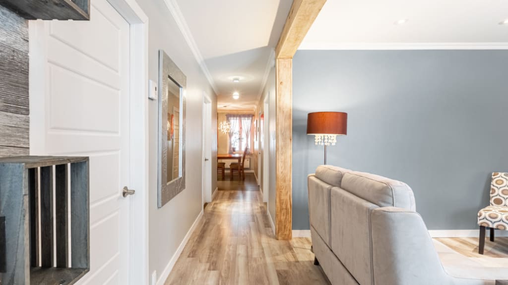 Nouveau plancher bois franc dans une entrée rénovée