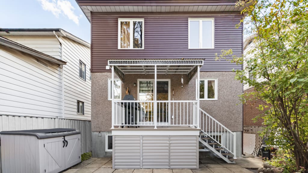 Deck with aluminum railing and awning