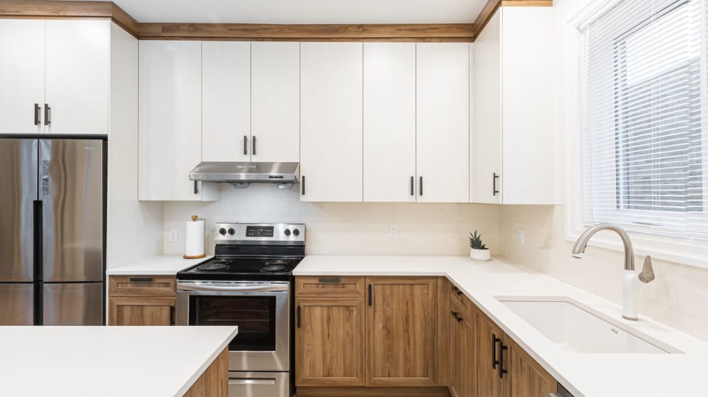 Classic kitchen with two-tone cabinets