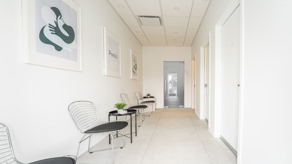 Seating space in hallway with chairs and décor