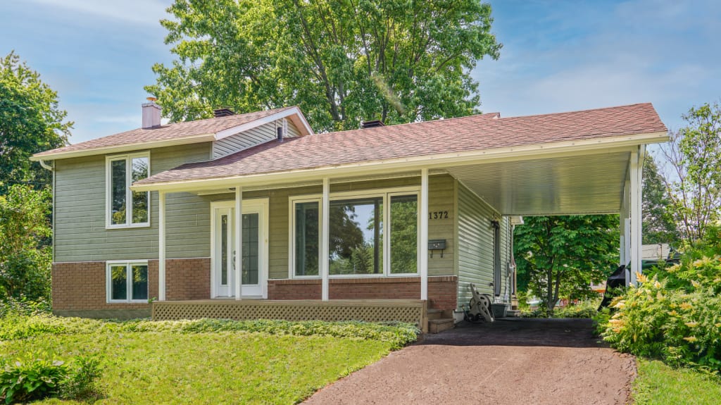 Single family home with front yard and driveway