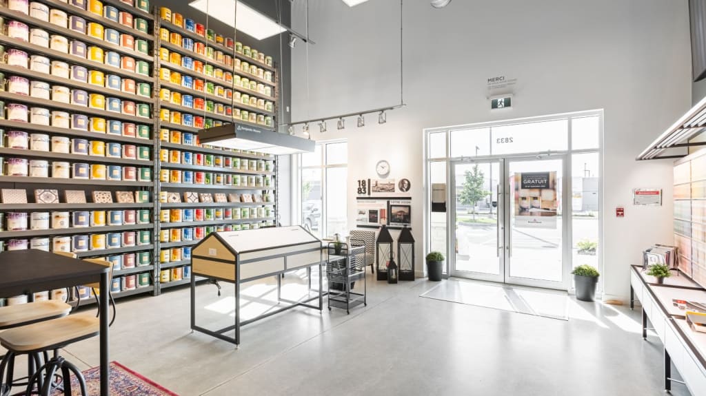 Entrée du magasin Benjamin Moore nouvellement rénové