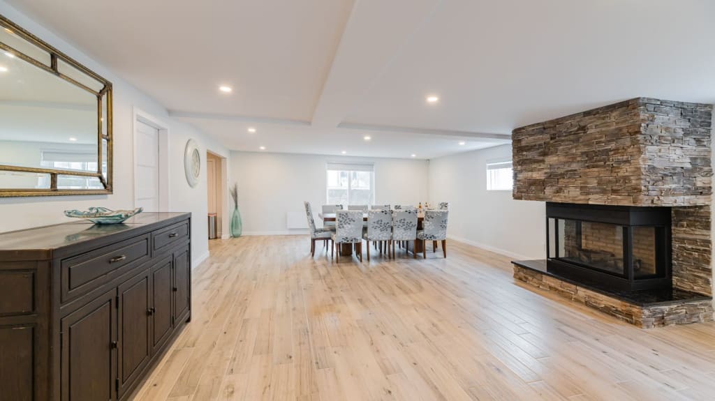 Grand sous-sol avec coin repas et plancher en bois