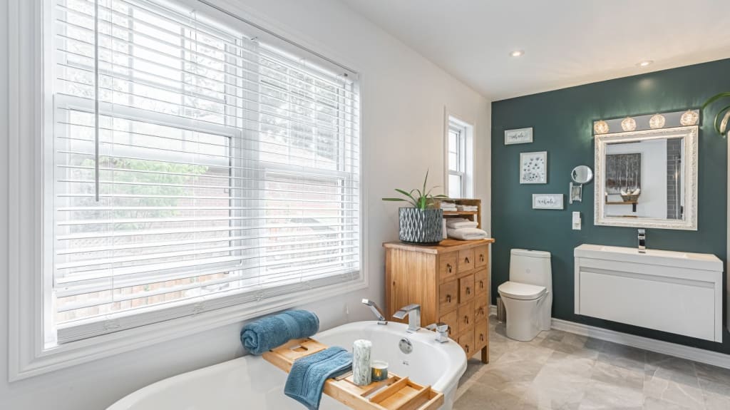 Salle de bain rénovée avec bain autoportant et vanité flottante