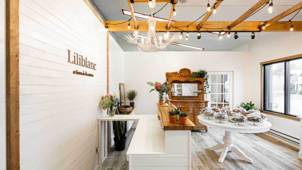 intérieur de la boutique Liliblanc avec murs blancs et soupçon de bois