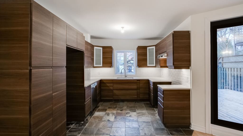 Rénovation cuisine contemporaine avec armoires foncées