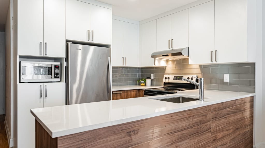 Cuisine moderne en U deux tons avec un grand comptoir en quartz blanc