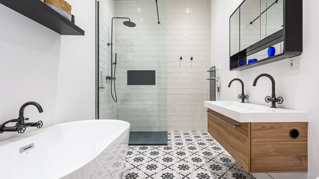 salle de bain moderne avec carrelage à motifs et bain autoportant