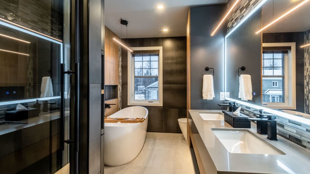 Salle de bain moderne avec douche vitrée et grande baignoire autoportante
