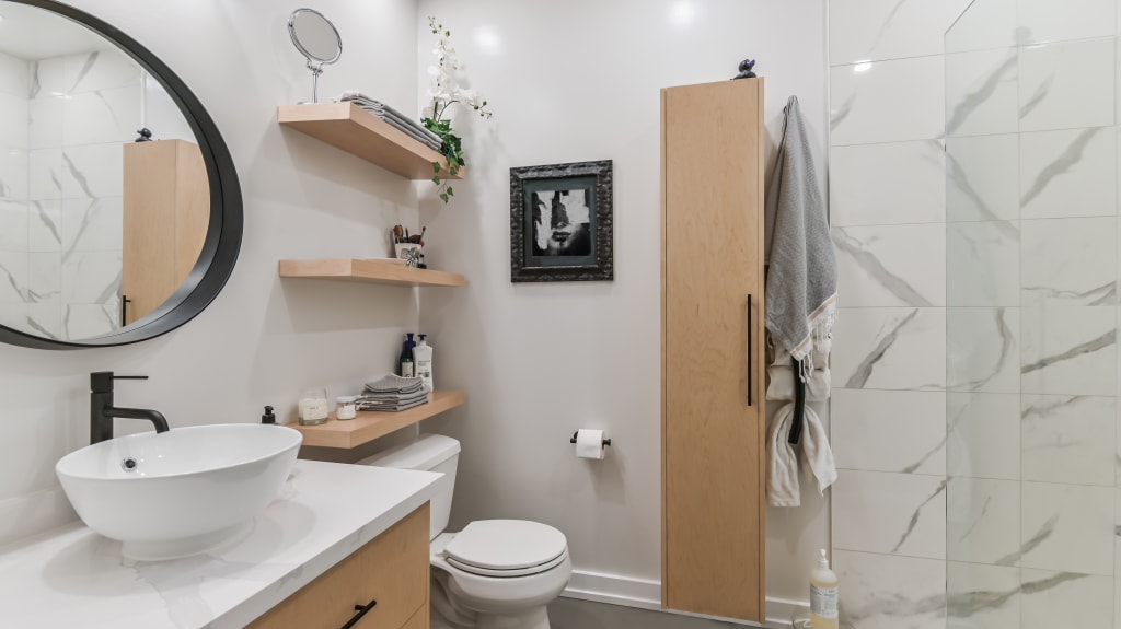 Petite salle de bain tendance dans les couleurs de blanc, noir et bois clair