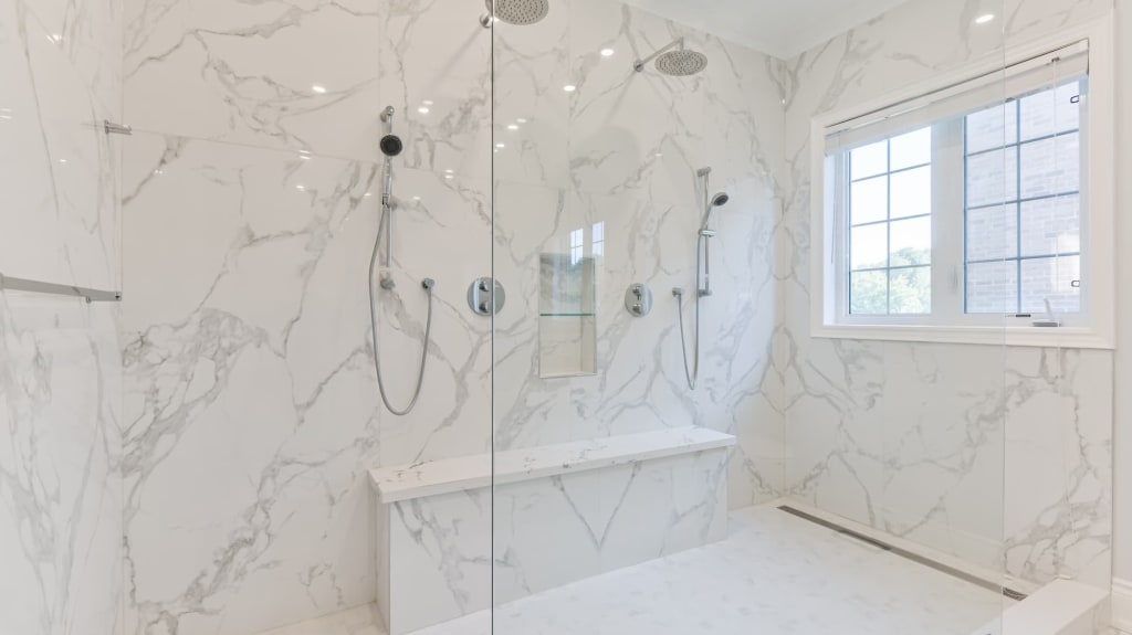 rénovation de salle de bain de style moderne avec tuiles de céramique imitation de marbre