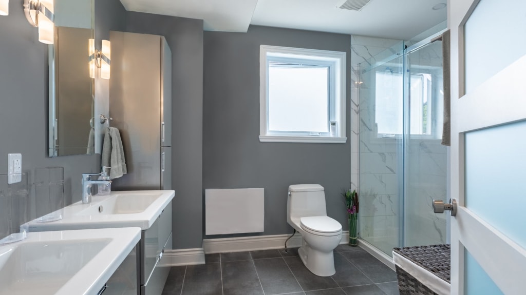 salle de bain moderne grise avec deux vanités