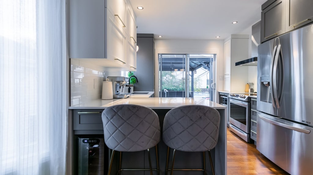 rénovation de cuisine moderne avec bancs de comptoir en velour gris