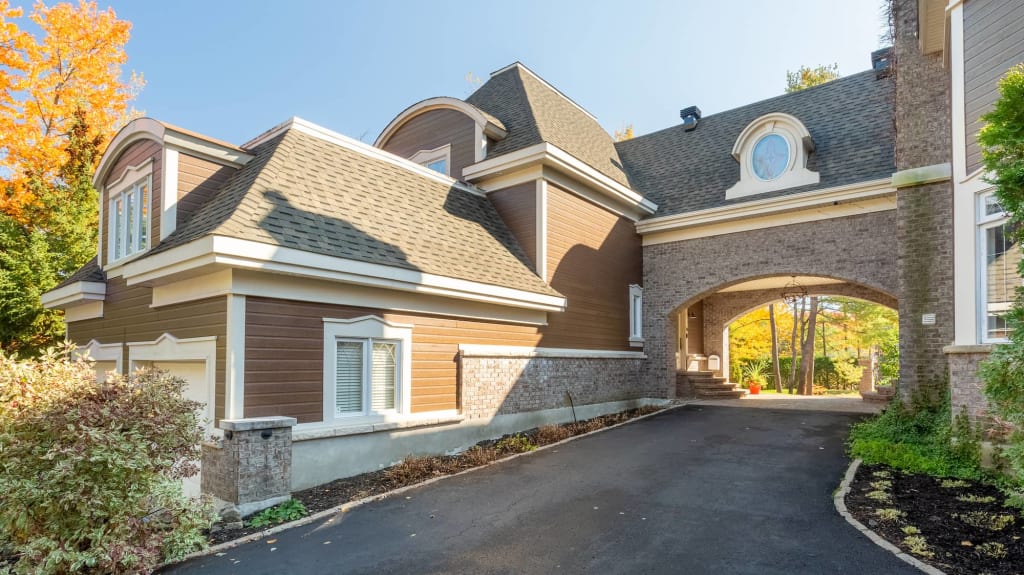 revêtement extérieur en canexel brun pâle sur une maison de prestige - vue façade