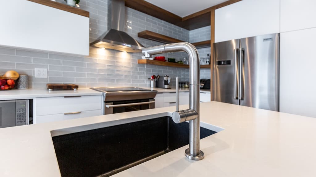rénovation de cuisine de style moderne avec mur rouge dans la salle à manger