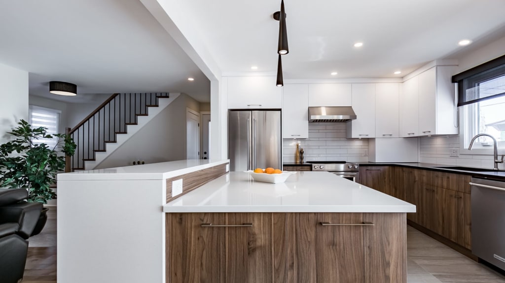 cuisine rénovée au design moderne avec vue sur le salon