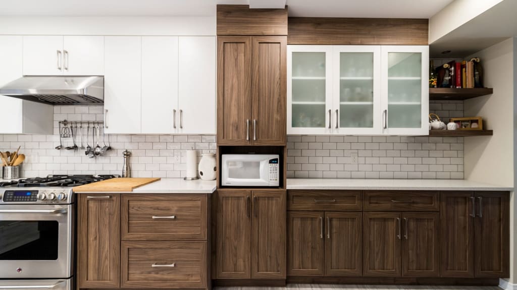 rénovation cuisine deux tons avec cuisinière au gaz et réfrigérateur en stainless